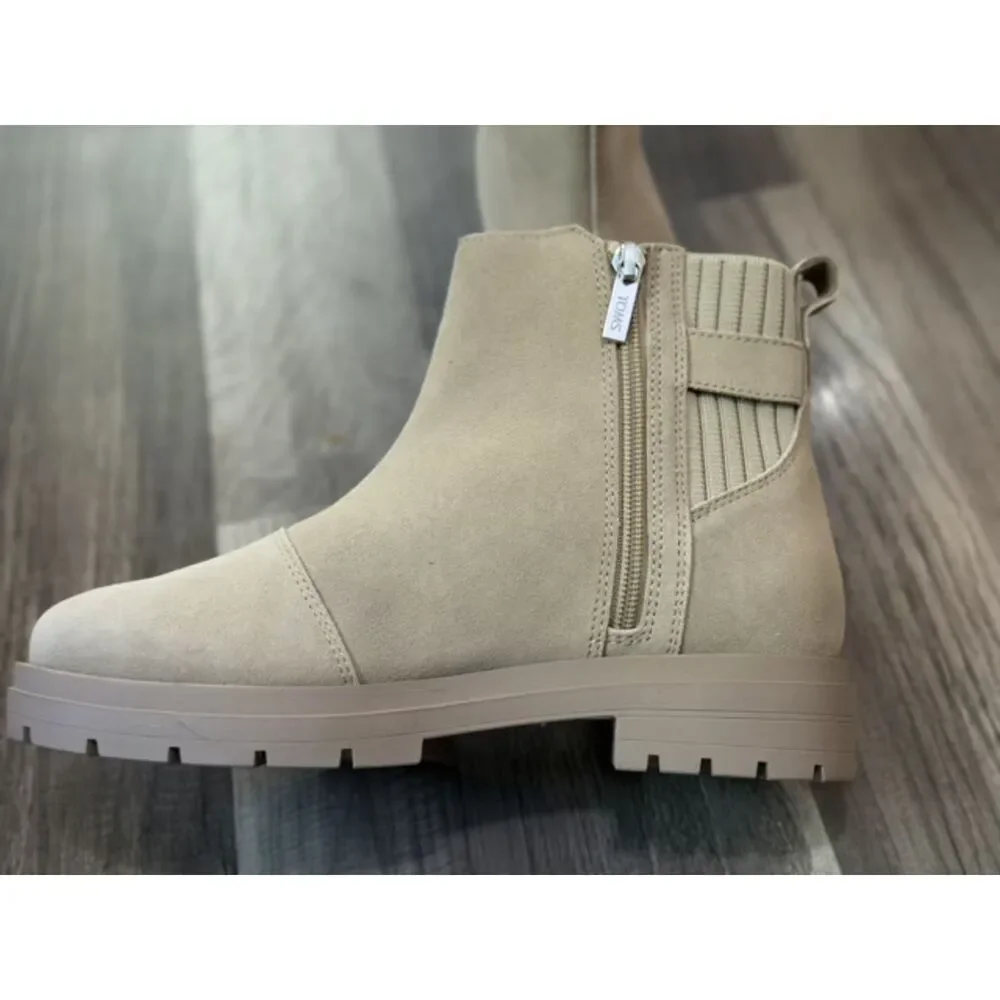TOMS Astrid Taupe Suede Chelsea Lug Sole Ankle Boots Women’s 7 NWOB Sample